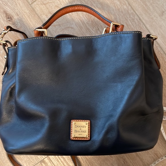 Dooney & Burke black leather purse - Picture 1 of 13